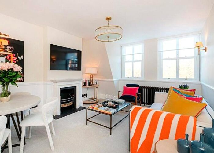 2 Bedroom Flat To Rent In George Street, Marylebone, London, W1H
