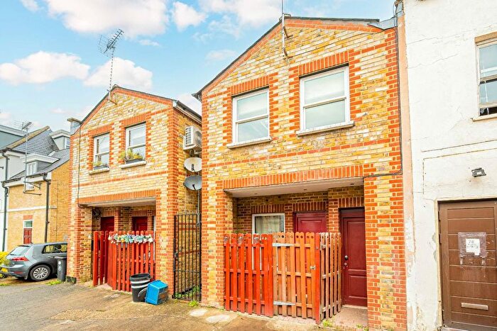 1 Bedroom Flat To Rent In Plough Lane, Teddington, TW11