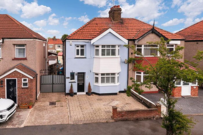 3 Bedroom Semi Detached House For Sale In Lynmere Road, Welling, DA16