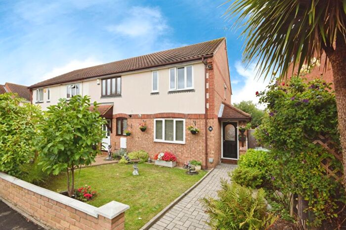 2 Bedroom End Of Terrace House For Sale In Sweet Briar Drive, Laindon, Basildon, SS15