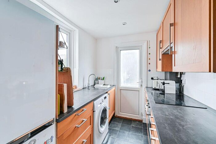 3 Bedroom Maisonette For Sale In Dorset Road, Mitcham, CR4