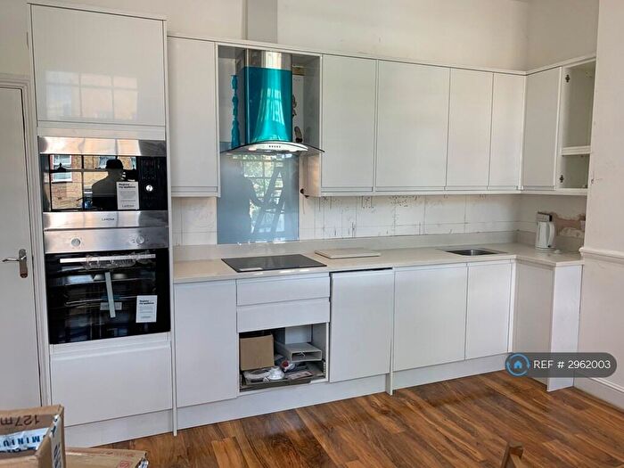 3 Bedroom Flat To Rent In Camberwell New Rd, Oval Camberwell, Elephant & Castle Brixton, Peckham, SE5