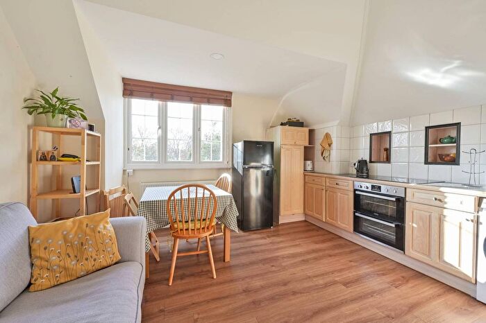 1 Bedroom Flat To Rent In Keswick Road, East Putney, London, SW15