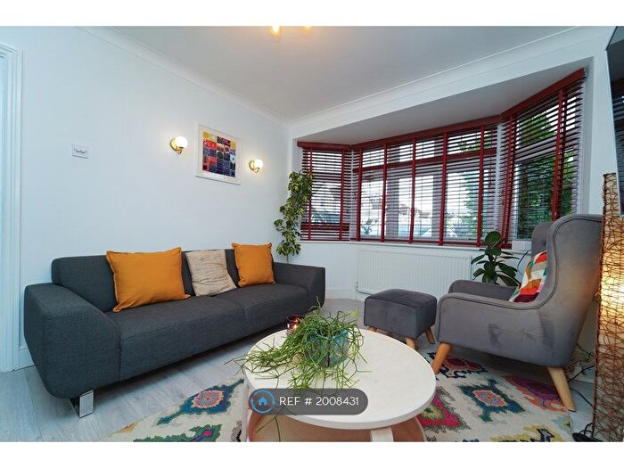 3 Bedroom Detached House To Rent In Walton-On-Thames, Walton-On-Thames, KT12