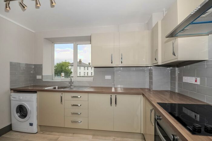 Apartment To Rent In Temple Market, Weybridge, KT13