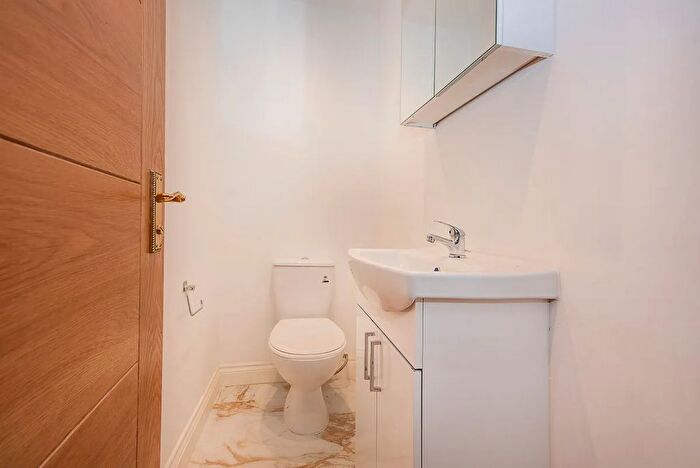 1 Bedroom Flat To Rent In Park Road, Kingston Upon Thames, KT2
