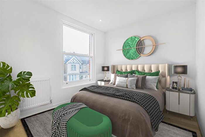 2 Bedroom Flat To Rent In Lime Grove, New Malden, KT3