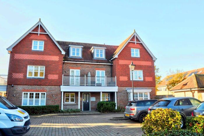 2 Bedroom Flat To Rent In Dedmere Road, Marlow, SL7
