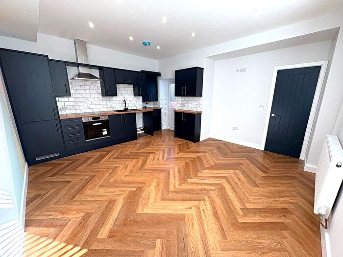 2 Bedroom Flat To Rent In Neath Road, Swansea, SA1