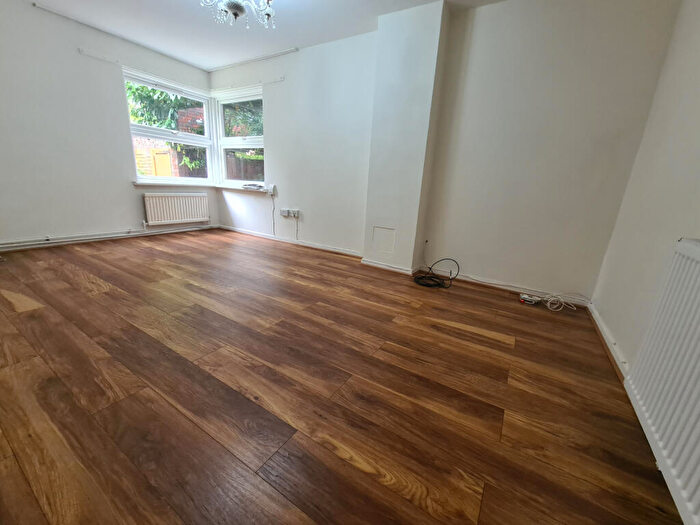 2 Bedroom Flat To Rent In Tash Place, London, N11