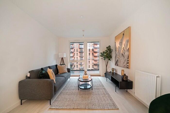 2 Bedroom Flat To Rent In Arusha Court, Farine Avenue, Hayes, UB3