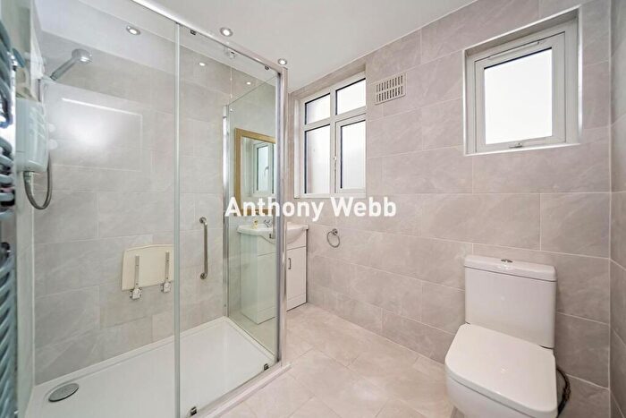 3 Bedroom Terraced House For Sale In North Circular Road, Palmers Green, N13