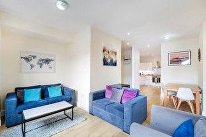 2 Bedroom Flat To Rent In Queen Street, Maidenhead, SL6