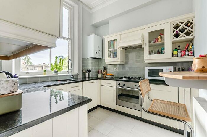 2 Bedroom Flat To Rent In Redcliffe Square, Chelsea, London, SW10