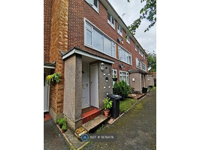 2 Bedroom Maisonette To Rent In Chapel Close, Crayford, DA1