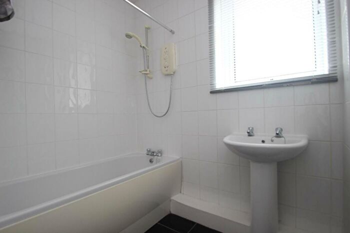 2 Bedroom Flat To Rent In Avondale Court, Leeds, West Yorkshire, Uk, LS17