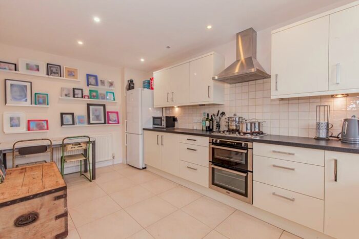 3 Bedroom Semi-Detached House To Rent In Taylor Close, Bicester, OX26