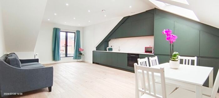 6 Bedroom Flat For Sale In Beryl Road, London, W6