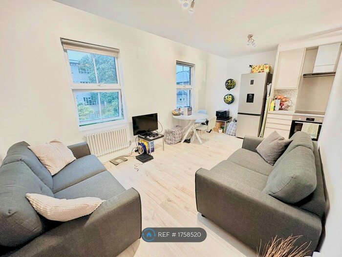 4 Bedroom Flat To Rent In Shepherd's Bush, London, W12