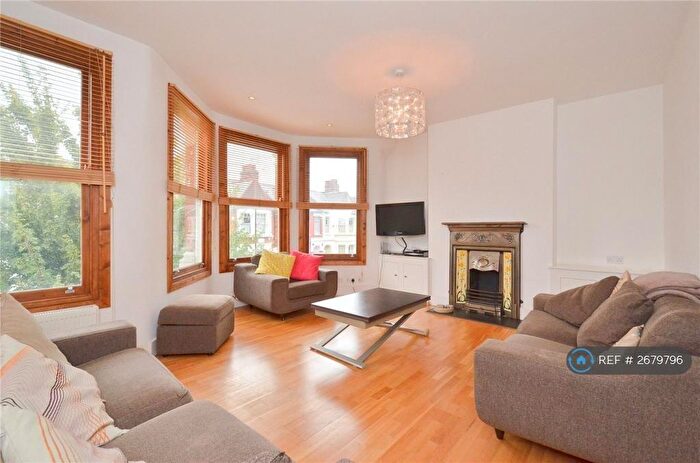 2 Bedroom Flat To Rent In First Floor, London, N8
