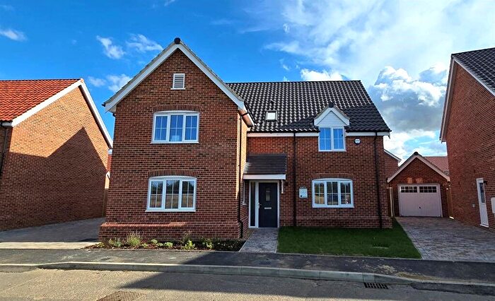 4 Bedroom Detached House For Sale In Norwich Road, Yaxham, Dereham, NR19