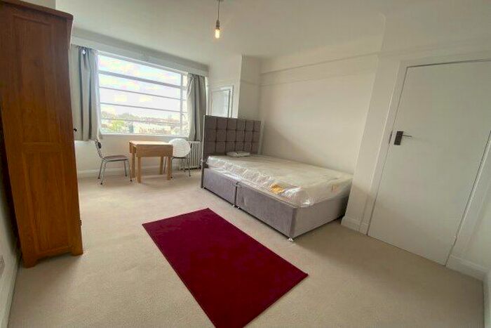 Studio To Rent In Balham High Road, London, SW17