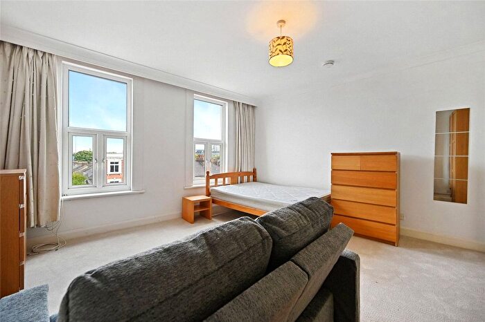 1 Bedroom Flat For Sale In Uxbridge Road, London, W12