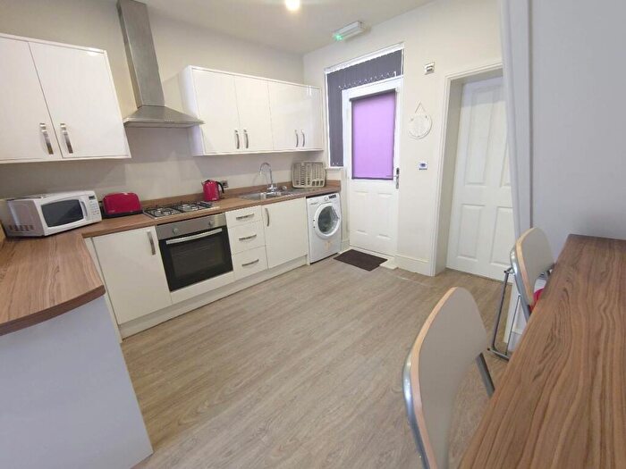 2 Bedroom Terraced House To Rent In Hawkins Street, Kensington, L6