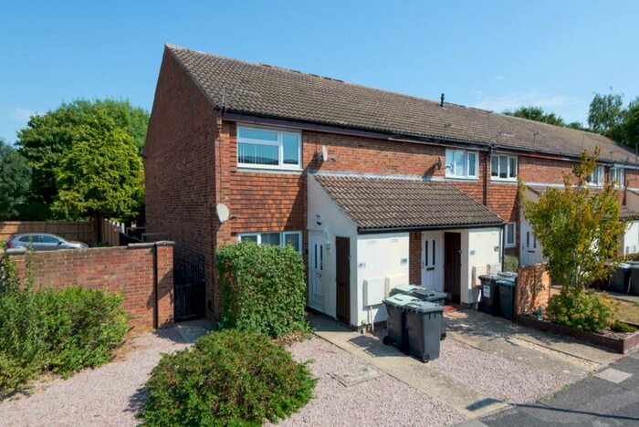 1 Bedroom Apartment To Rent In Townsend Road. Snodland, ME6