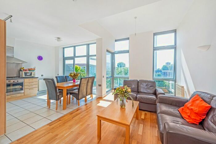 2 Bedroom Flat To Rent In Hunt Close, London, W11