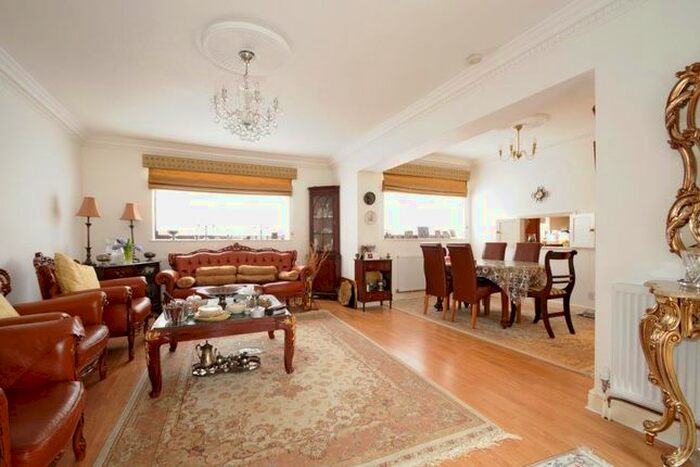 2 Bedroom Flat To Rent In Spencer Close, Finchley, N3