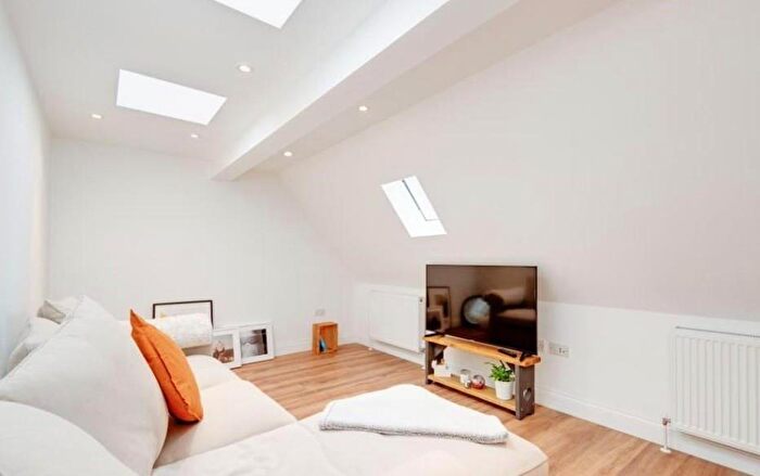 2 Bedroom Apartment To Rent In Ossulton Way, London, N2