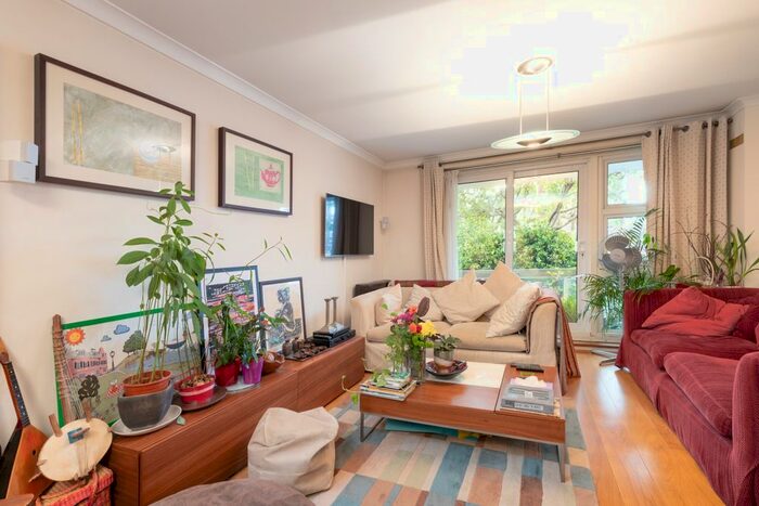 3 Bedroom Flat To Rent In Holyport Road, London, SW6