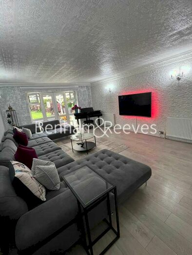 3 Bedroom Bungalow To Rent In St. Leonards Road, Waltham Abbey, EN9