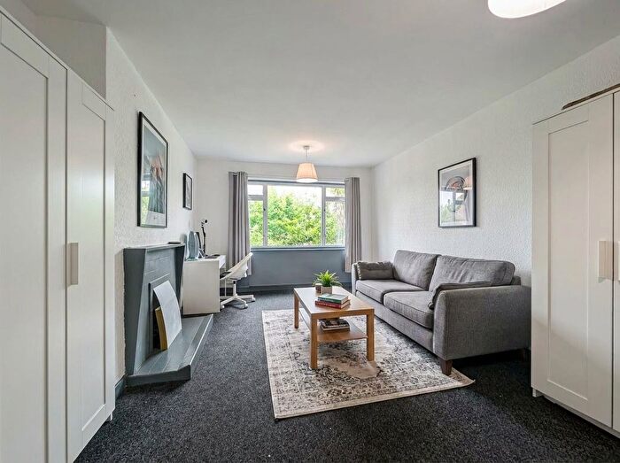 2 Bedroom Maisonette For Sale In Flat, Pearson Court, Central Road, Morden, SM4