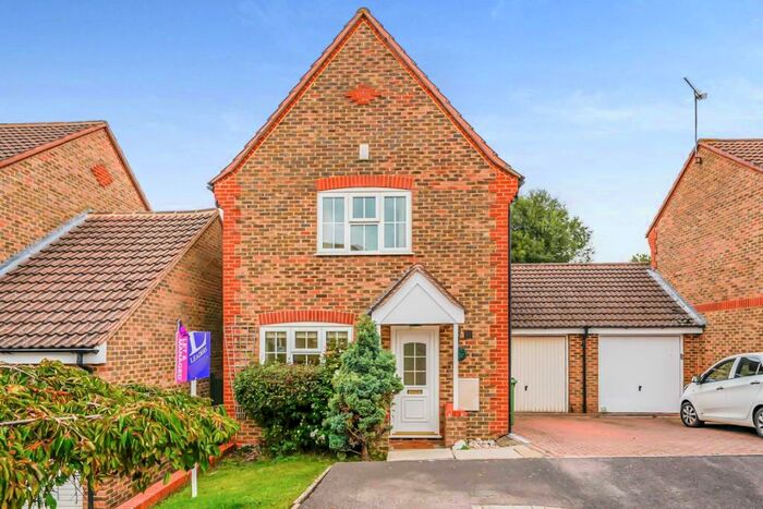 3 Bedroom Semi-Detached House To Rent In Wessex Close, Faringdon, SN7