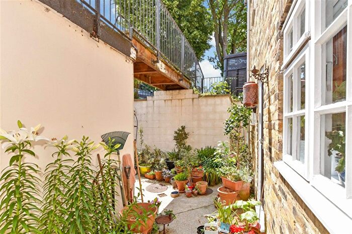 2 Bedroom Maisonette For Sale In New Road, Chatham, Kent, ME4