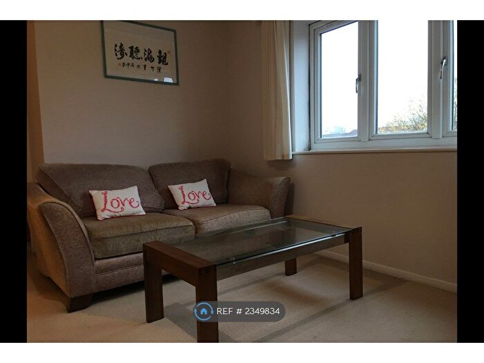 2 Bedroom Flat To Rent In Blackdown Close, London, N2