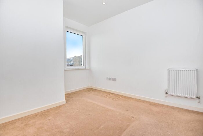 1 Bedroom Flat To Rent In Buckingham Gardens, Slough, SL1