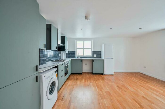 2 Bedroom Flat To Rent In Charlton Park Lane, Charlton, London, SE7
