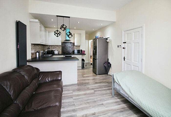 2 Bedroom Flat For Sale In Elgin Road, Ilford, Essex, IG3