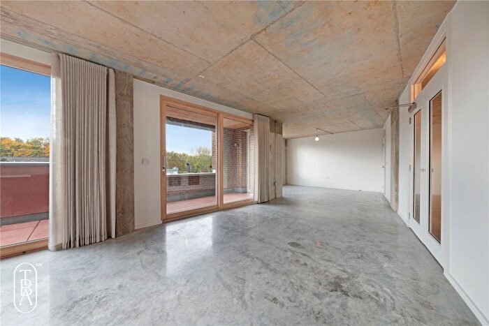 3 Bedroom Flat To Rent In London Lane, London, E8