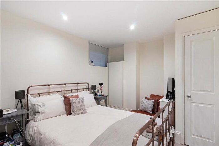 2 Bedroom Flat For Sale In Fulham Park Gardens, Fulham, London, SW6