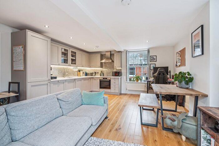 1 Bedroom Flat For Sale In High Street, Great Missenden, HP16