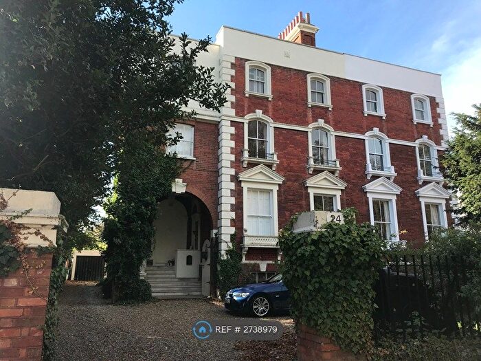 2 Bedroom Flat To Rent In East Molesey, Surrey, KT8