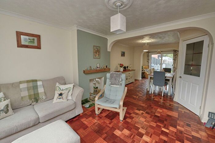 3 Bedroom Terraced House For Sale In Beechbrook Avenue, Yateley, GU46