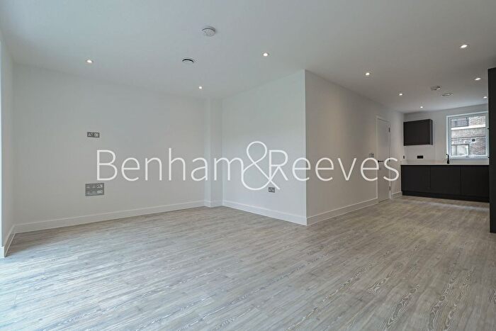 4 Bedroom Houseboat To Rent In Cowan Gardens, Highgate, N15