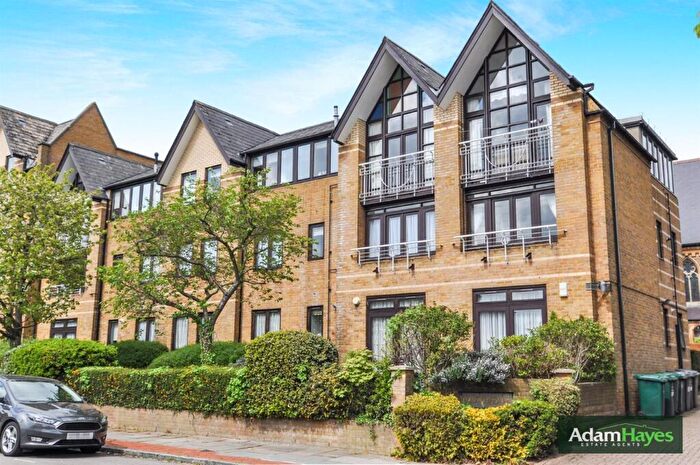 2 Bedroom Apartment For Sale In Sandringham Gardens, North Finchley, N12