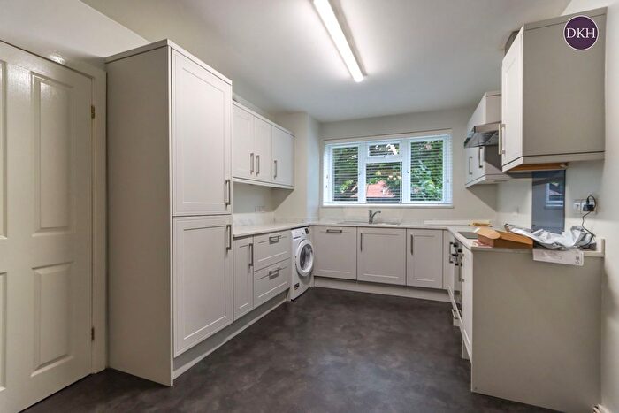 2 Bedroom Flat To Rent In Bromet Close, Watford, Hertfordshire, WD17