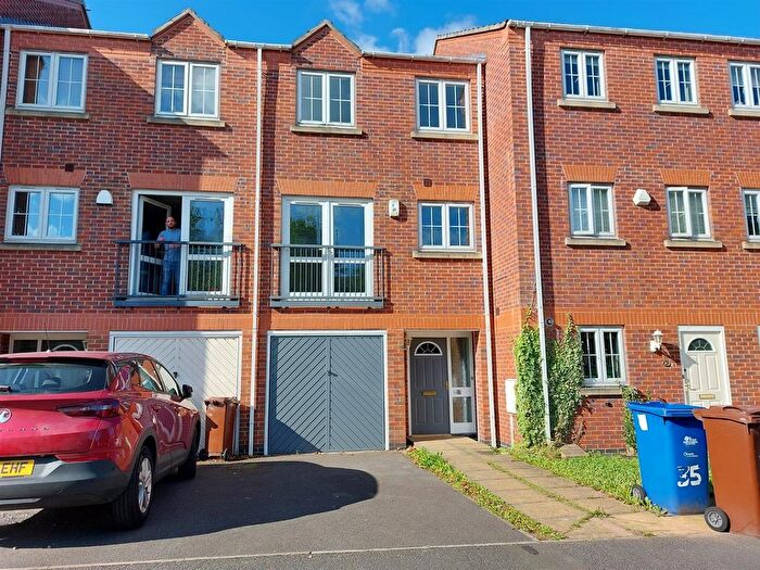 4 Bedroom Town House To Rent In Grants Yard, Burton On Trent, DE14